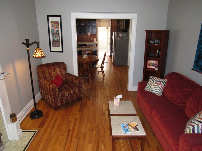 Building Photo - Remodeled & updated 3 bed 2 bath rowhome i...