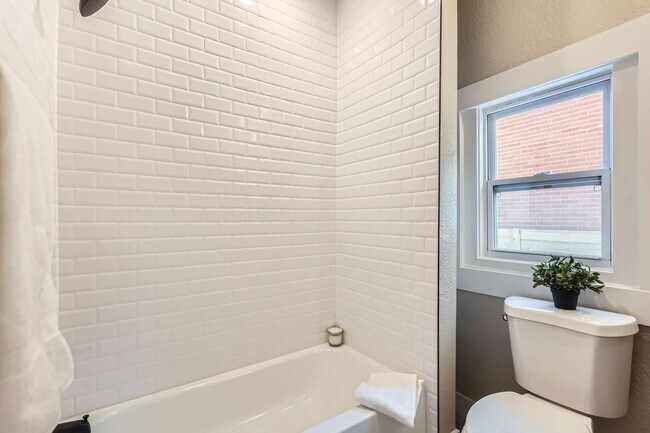 Building Photo - Newly Remodeled Home!