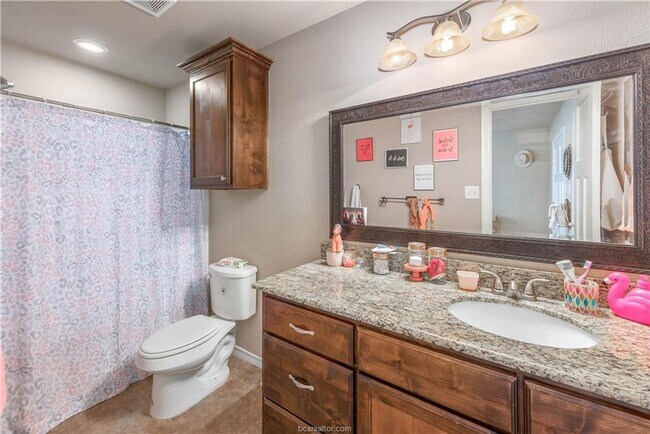 Building Photo - Available August 2026! 4 Bed, 4 Bath in Un...