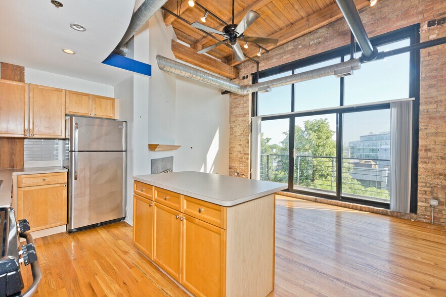 Building Photo - 2210 W Wabansia Ave