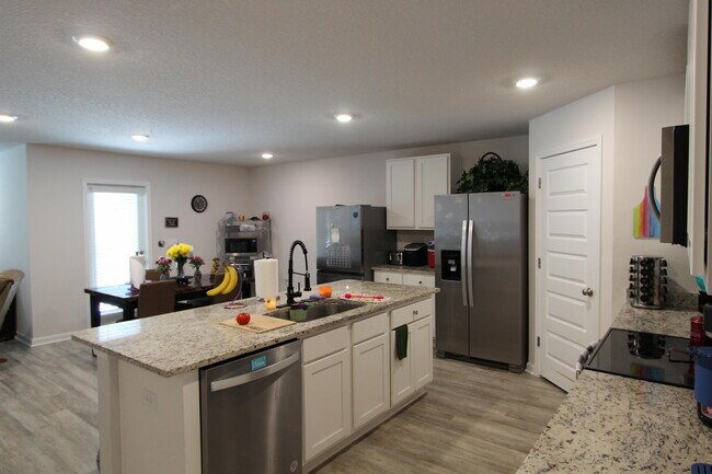 Building Photo - 5372 Wyndell Cir
