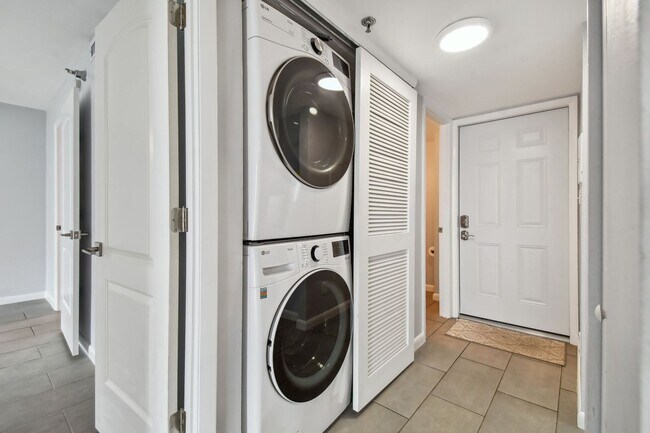 Building Photo - Charming 1 Bed, 2 Bath Condo in the Vibran...