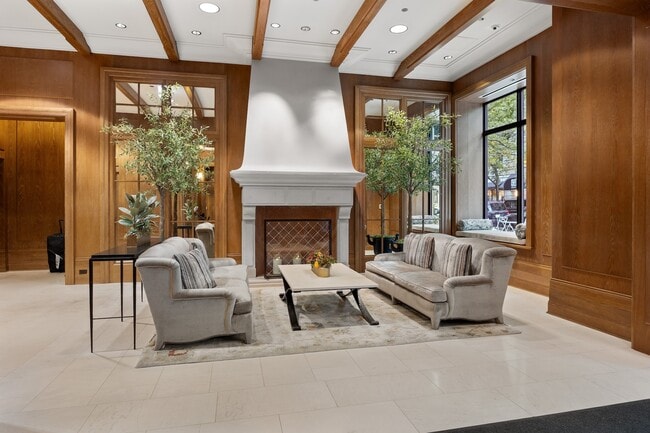 Building Photo - 10 E Delaware Pl