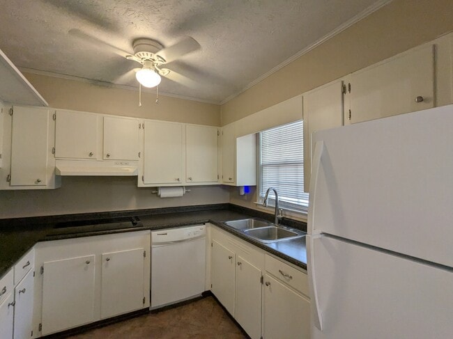 Building Photo - 813 McLemore Dr