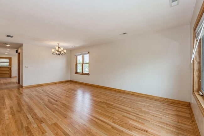 Building Photo - 8108 N Oriole Ave