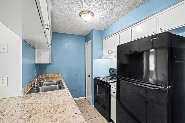 Building Photo - 550 Golden Raintree Pl