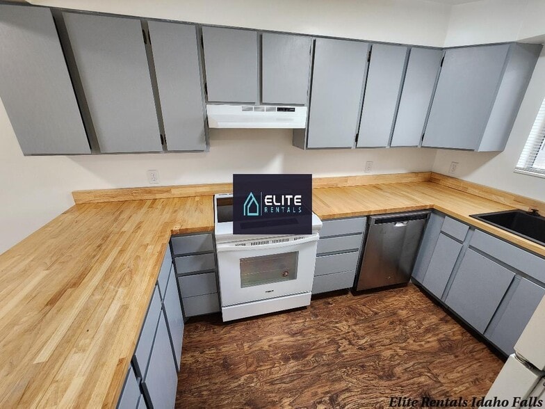 Building Photo - 1528 Falcon Dr
