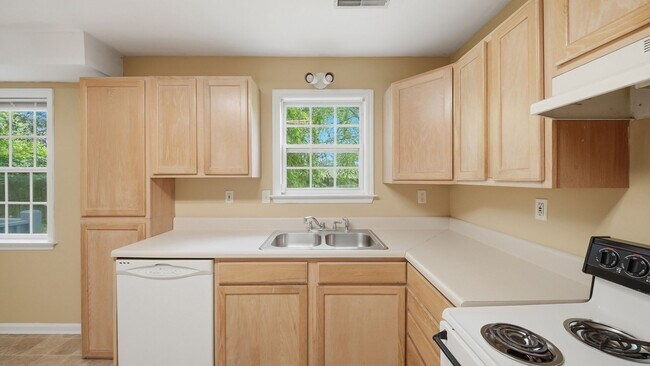 Building Photo - 3 bedroom, 2 bath adorable home in Cleveland!