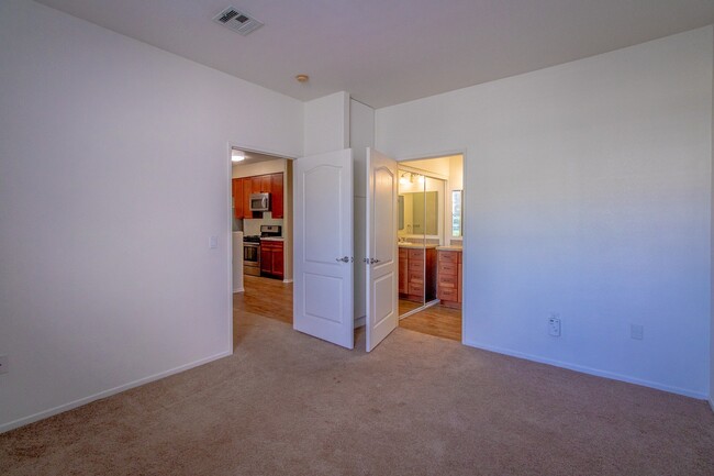 Building Photo - Beautiful 2 Bedroom, 2 Bath Condo with Dua...