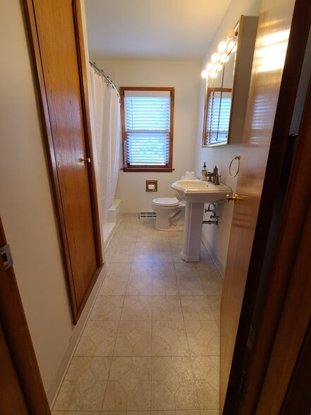 Bath1 - 1397 County Road SS