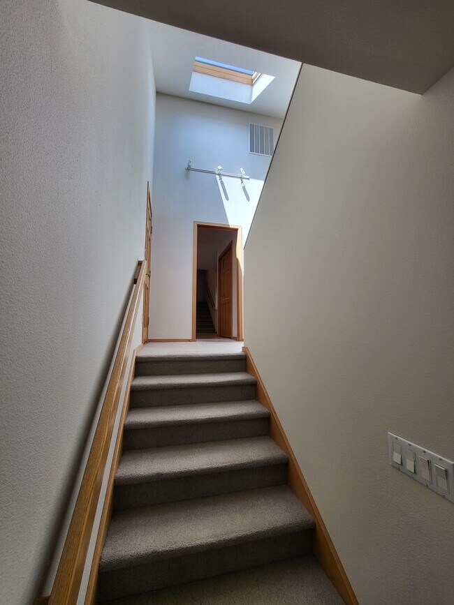 Building Photo - FULLY FURNISHED - 3 Bed 3 Full bath-office/bonus/craft room-walk to river