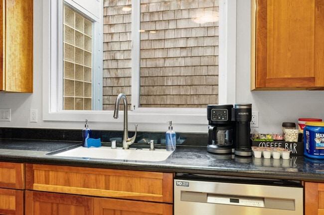 Building Photo - 2216 18th Ave