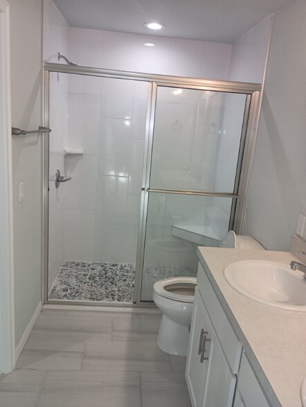 Building Photo - 985 Flomich St