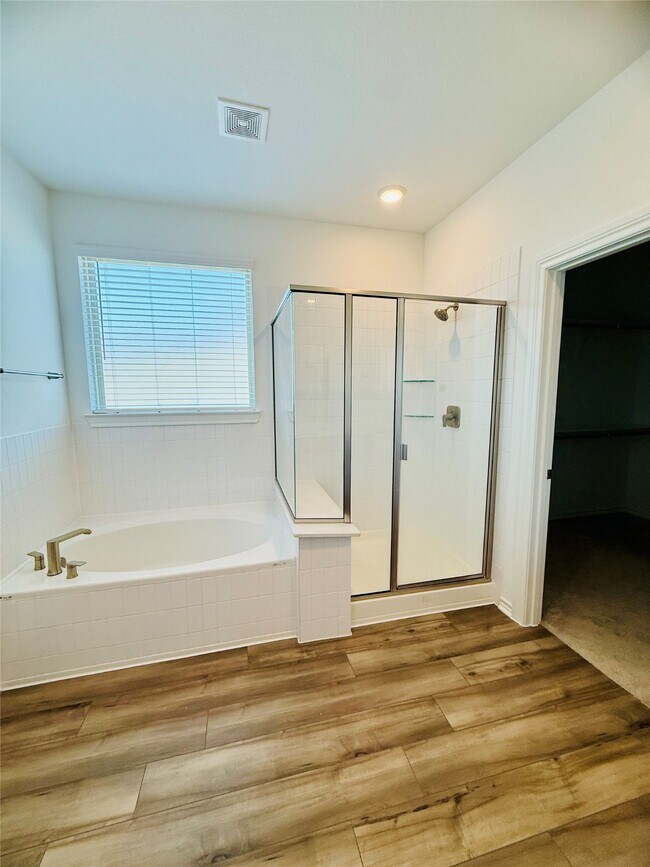 Building Photo - 15826 Dove Holw Dr