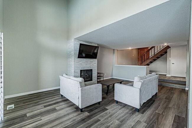 Building Photo - 9866 E Maplewood Cir