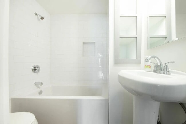 Building Photo - 3bd/2ba Seattle Home