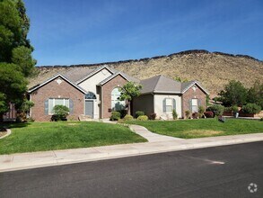 Building Photo - Beautiful 4 bed 2 bath home with 3 car gar...