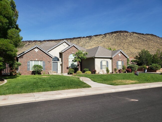 Primary Photo - Beautiful 4 bed 2 bath home with 3 car gar...
