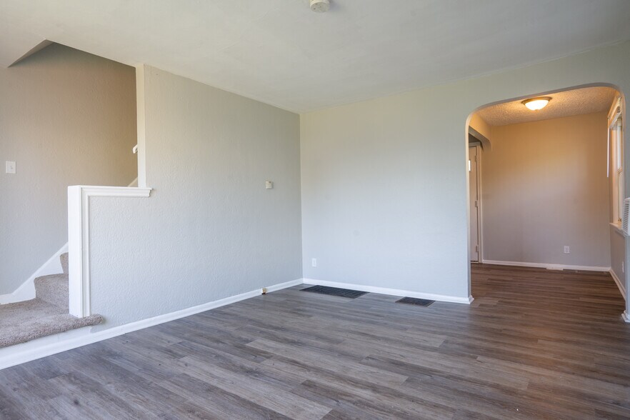 Living Room - 1725 E Frankfort St