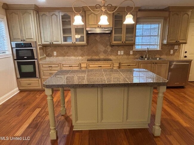 Building Photo - 132 Hillcrest Way