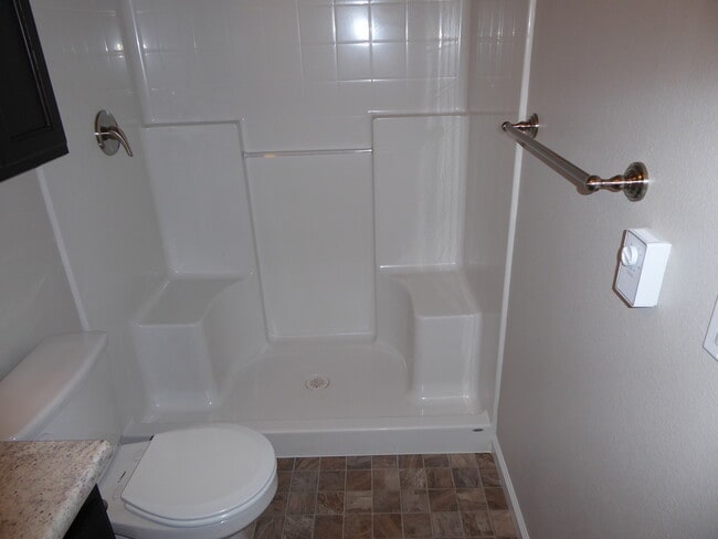 Building Photo - 3 Bedroom 2 Bathroom Home