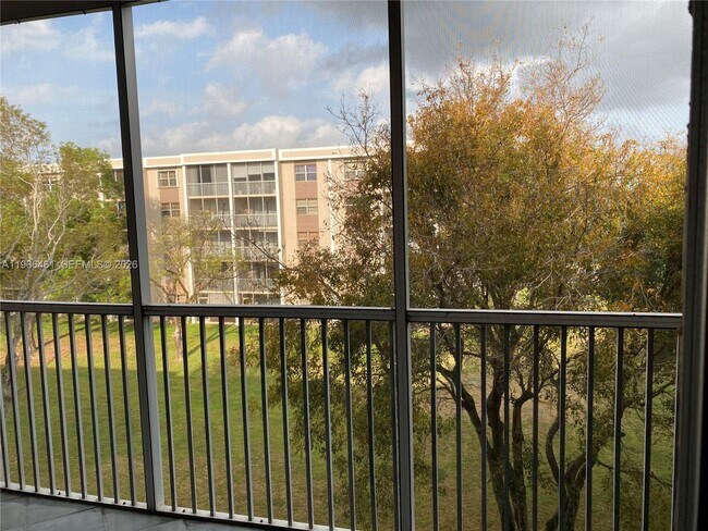 Building Photo - 1075 Riverside Dr