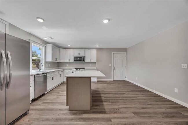 Building Photo - 411 Hardy Ave SW
