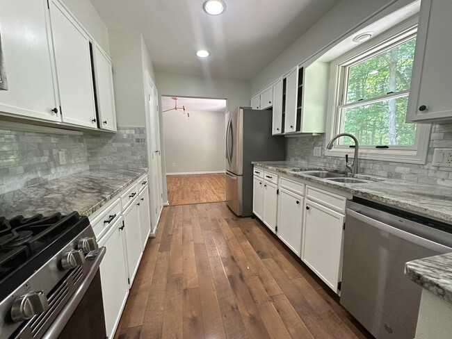 Building Photo - Large 4 bedroom ranch in Forest Hills