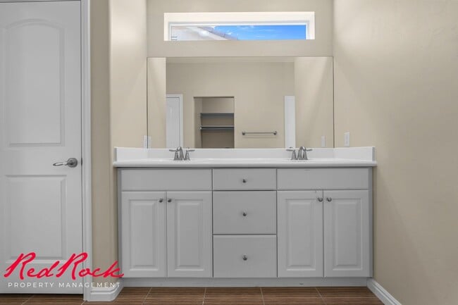 Building Photo - Sun River 2 Bedroom Home with Bonus Den! First Class Amenities!