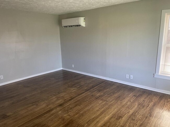 Building Photo - 1139 Hollywood Dr