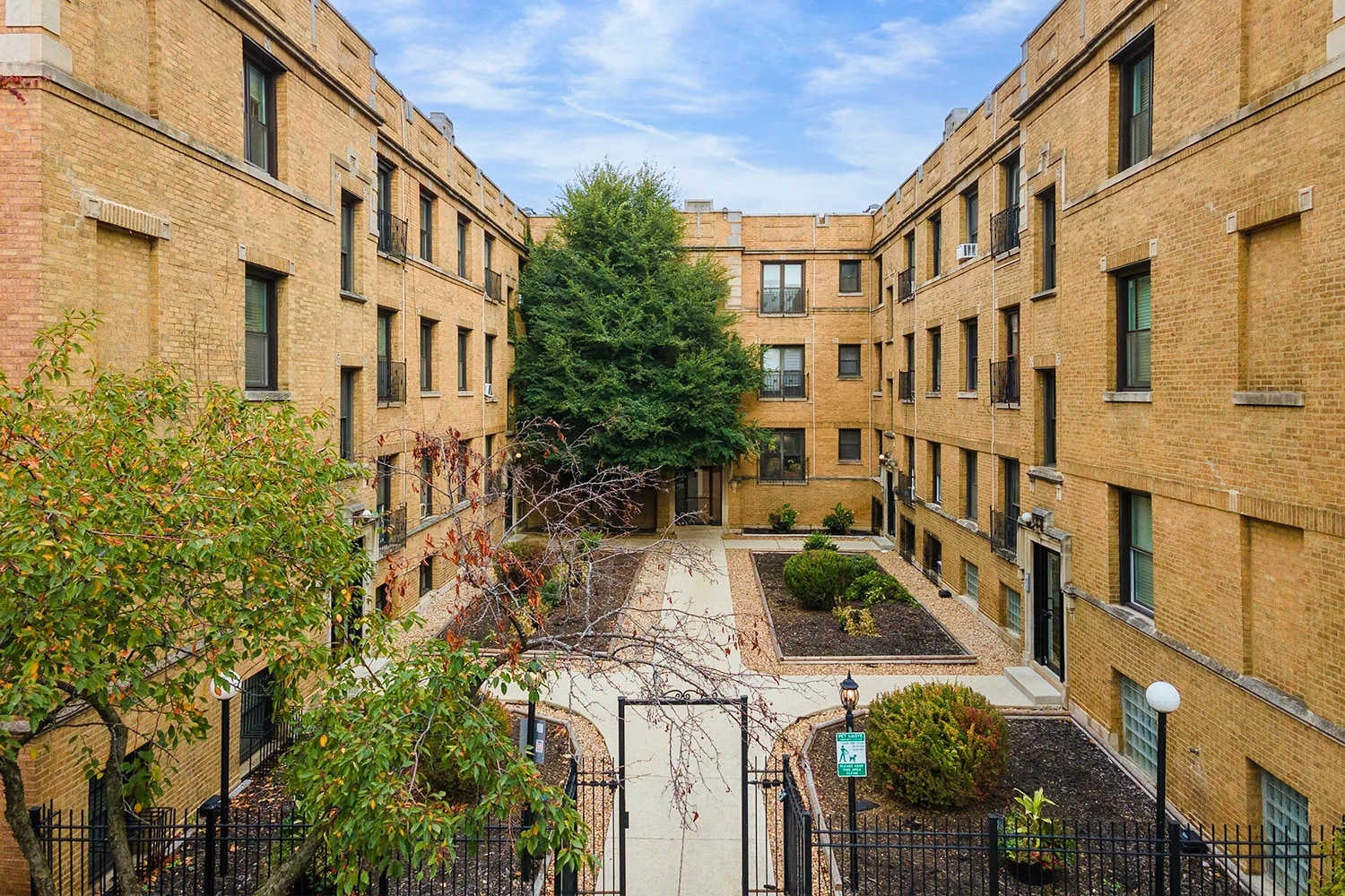 Building Photo - 730 W Roscoe St