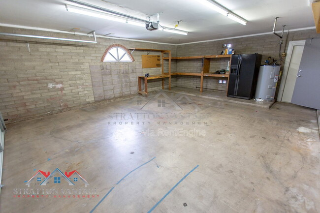 Building Photo - 2224 W Emelita Ave