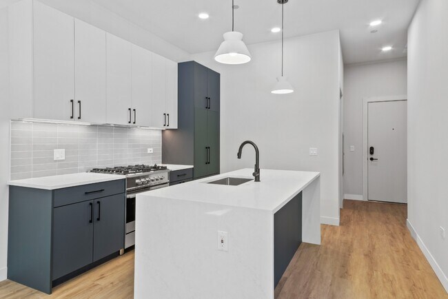Building Photo - Luxurious West Loop Mid Rise! High End Finishes & Outstanding Amenities! Ready 5/1!