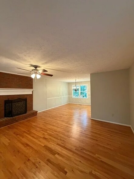 Building Photo - 1170 Lois Ln