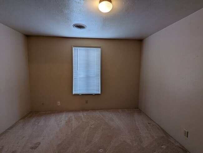 Building Photo - Crestview Duplex