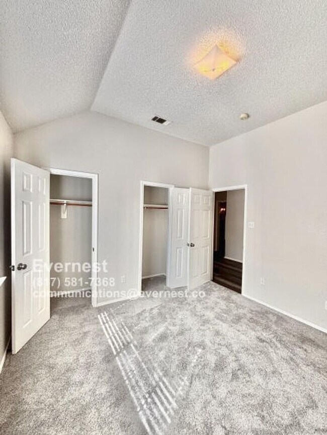 Building Photo - Spacious 3-Bedroom Home with Fenced Yard a...