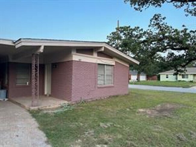 Building Photo - Walnut St Duplex
