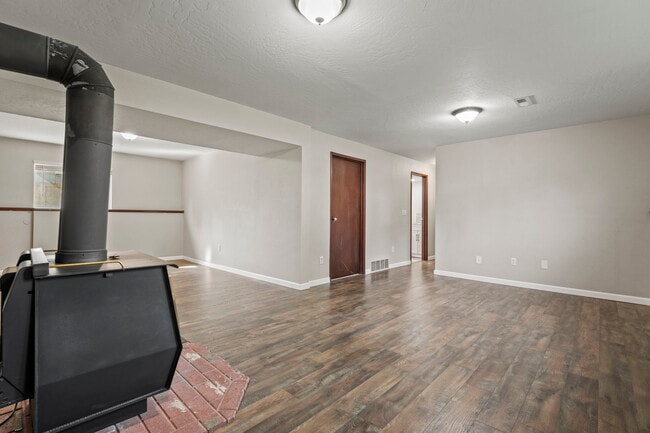 Building Photo - 422 E St Thomas More Way