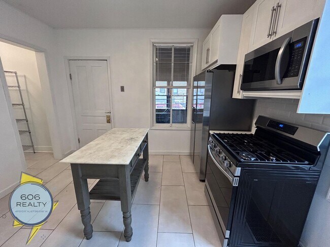 Building Photo - Spacious Vintage 3-Bedroom Apartment – Heat Included