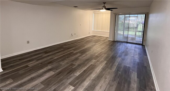 Building Photo - 3915 Edgewater Dr