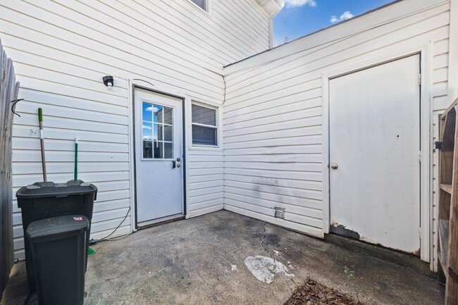 Building Photo - Lovely 2-Bed, 1.5 Bath Townhome in Quail Run of Charlotte!