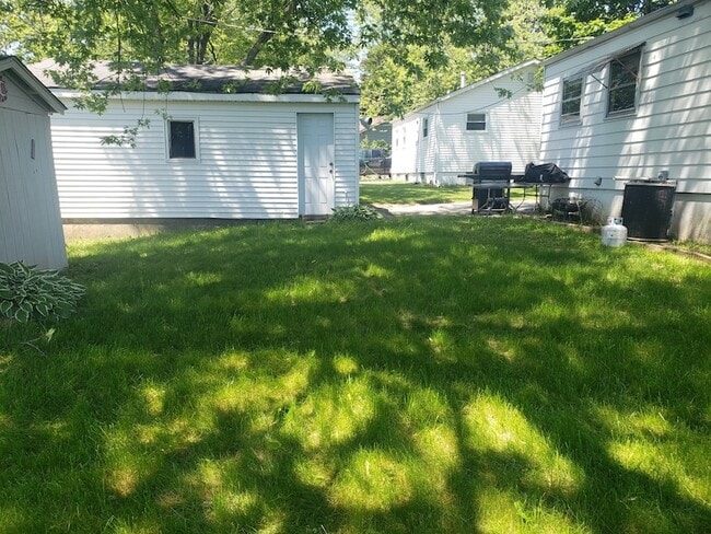 Building Photo - 2701 Iroquois Rd