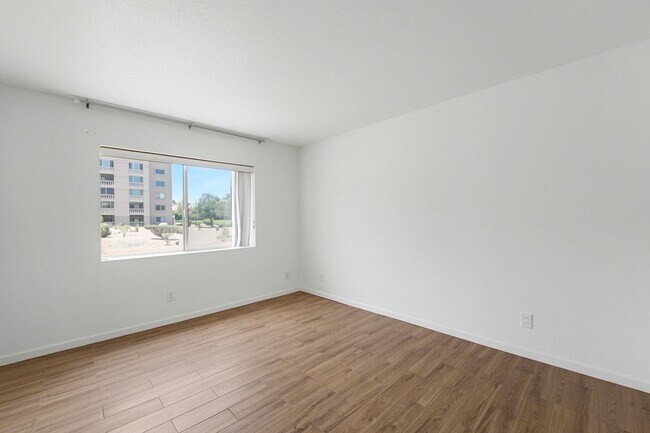 Building Photo - Welcome to this fabulous 2-bedroom, 2-bathroom condo in the heart of South Scottsdale!