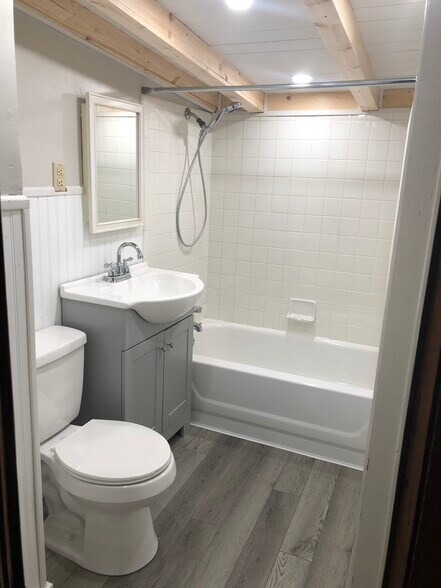 Upstairs bathroom - 132 N Crestmoor Ave