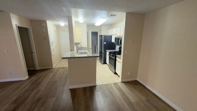 Building Photo - 2 Bedroom Condo!