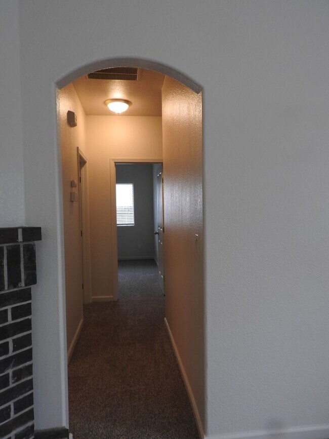 Building Photo - Cresleigh near Wild Life Preserve 3 Bedroom + Den!!