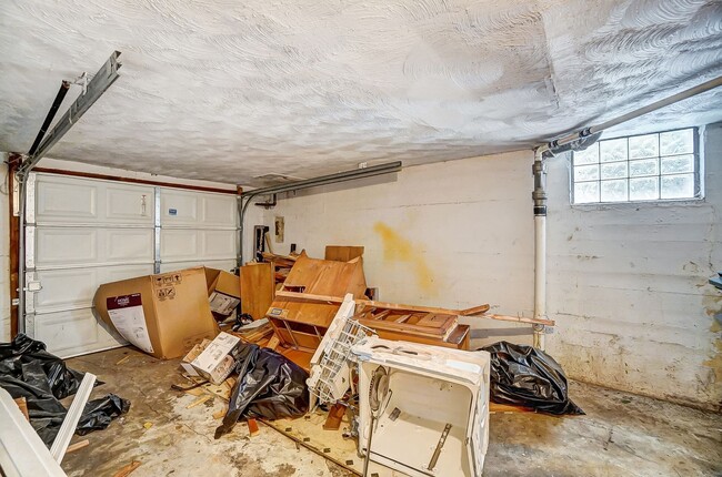 Building Photo - Four Bedroom Available!