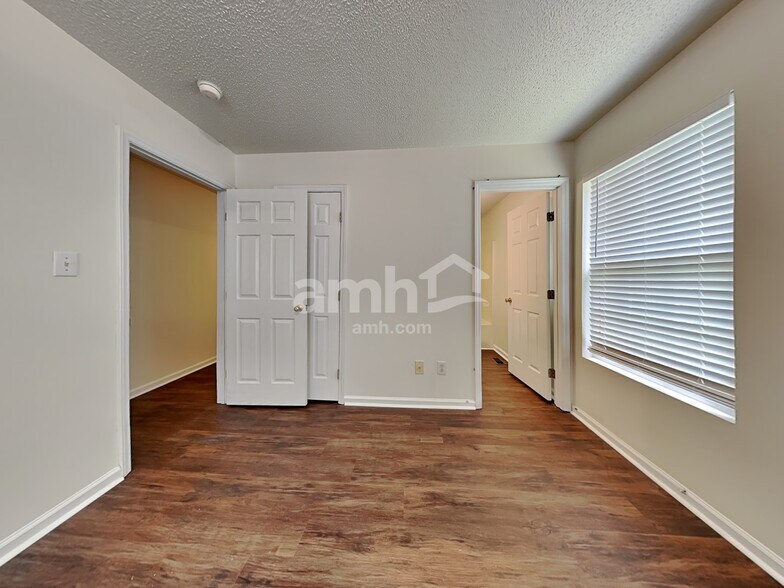 Building Photo - 221 Dogwood Ave