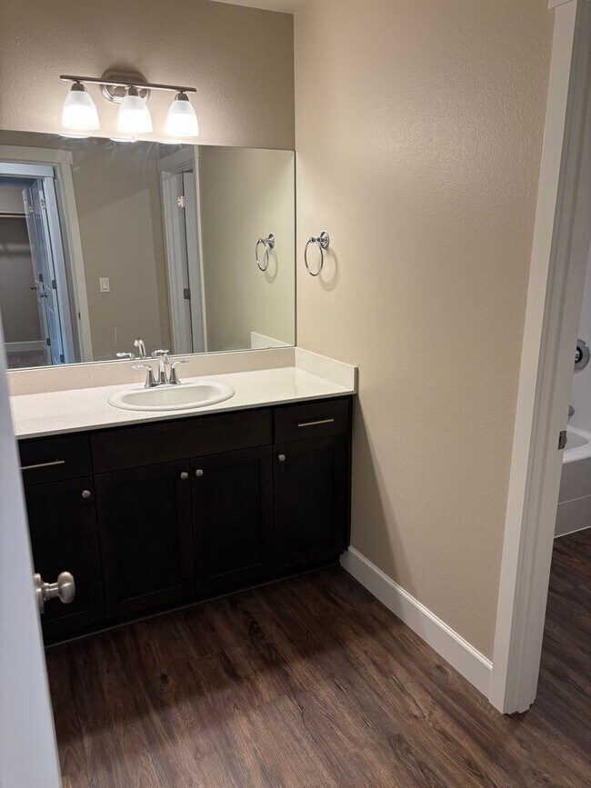 Building Photo - Newer Home in Redmond with Large Fenced Ba...