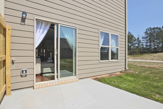 Building Photo - 3 Bed 2.5 Bath Townhome in Jonesboro! Gard...